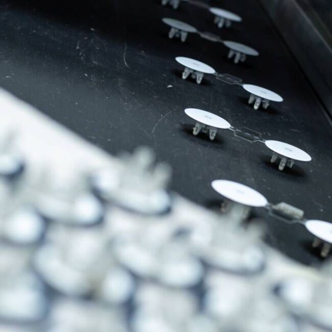 viele Kunststoff-Verschlußkappen liegen auf einer Ablage